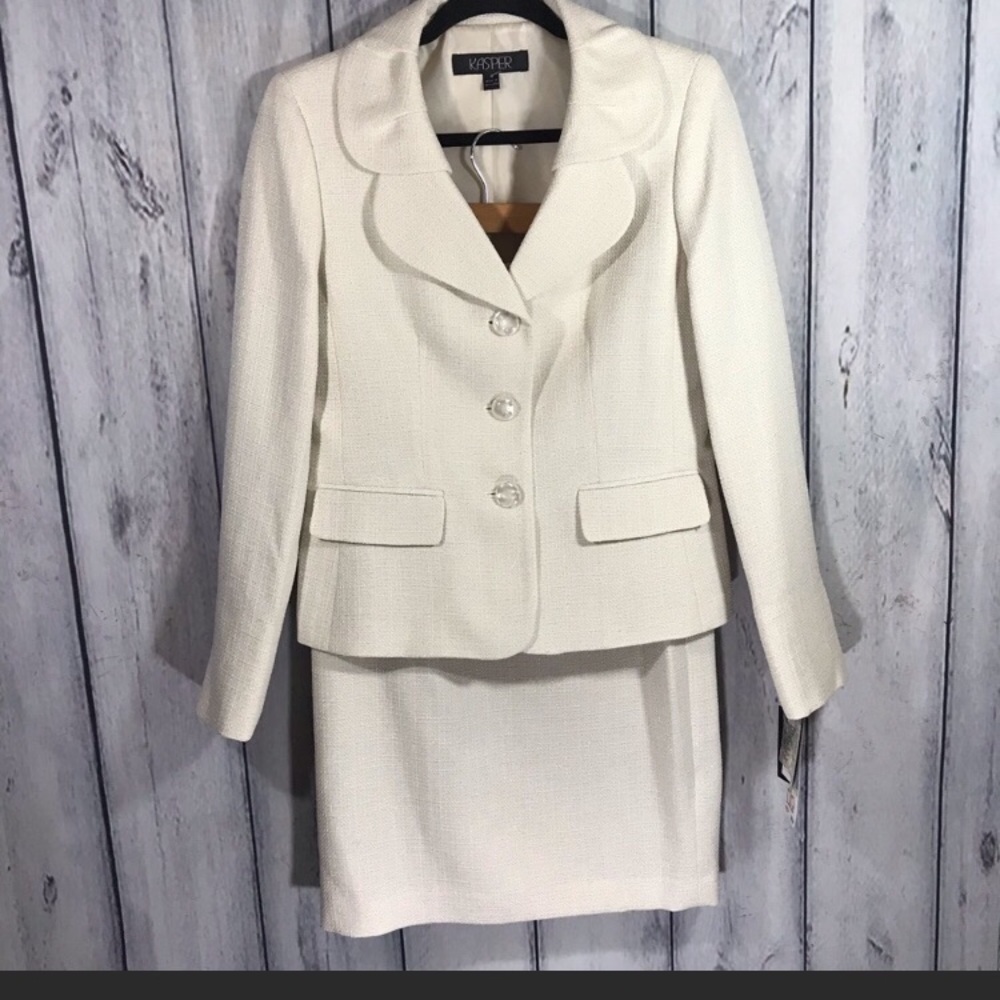 Kasper skirt suit in Champagne